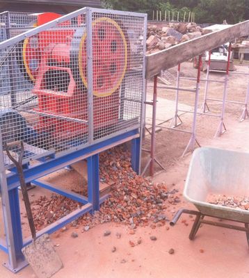 Tipo de triturador de mandíbula de motor diesel pequeño Tipo de triturador de mandíbula de roca móvil con diseño