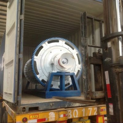 Máquina de molienda de tipo húmedo / seco / lote a un precio asequible 900x3000 Molino de bolas para Tanzania