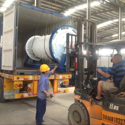 Máquina de molienda de tipo húmedo / seco / lote a un precio asequible 900x3000 Molino de bolas para Tanzania