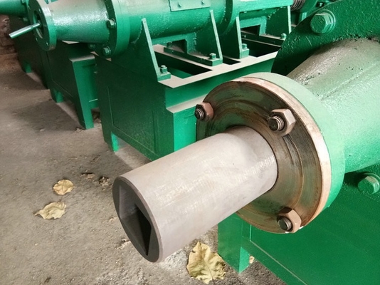 Sistema de corte automático Extrusor de tornillo de briqueta de carbón motorizado para la forma de triángulo