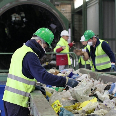 Máquina de clasificación de basura azul para clasificar de manera eficiente los residuos reciclables y mixtos